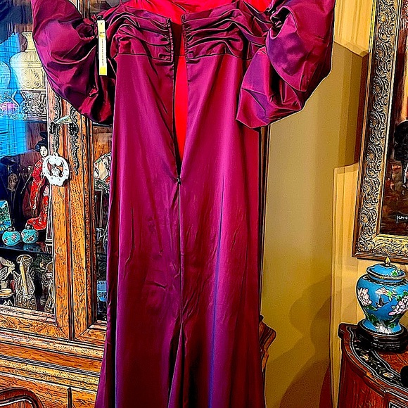 NWTStunningMaxiIssueNewYorkGownSpaghettiStrapsPuffedSleeves.Merlot.HeadTurnig.8 - Picture 13 of 17